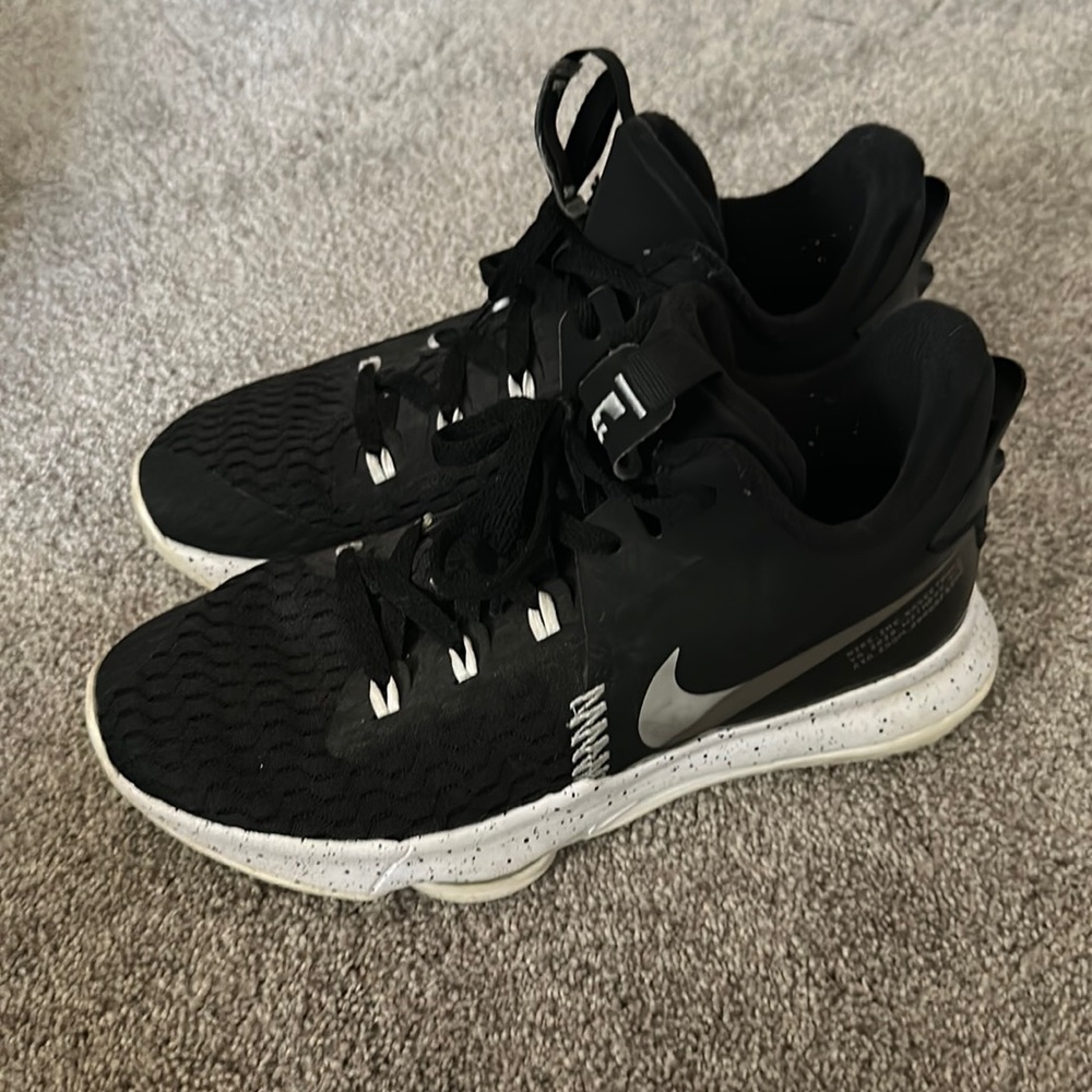 Mike lebron whiteness 5 black metallic silver